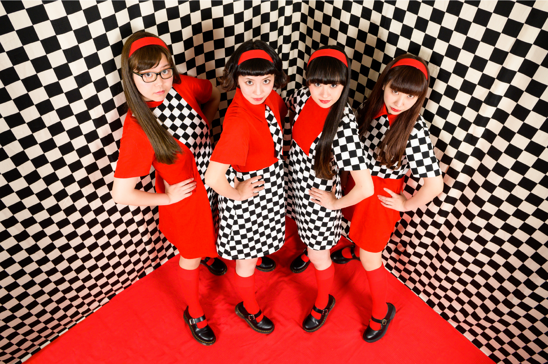 THE TOMBOYS 国内ライブハウスシーンを爆進するガールズロックンロール